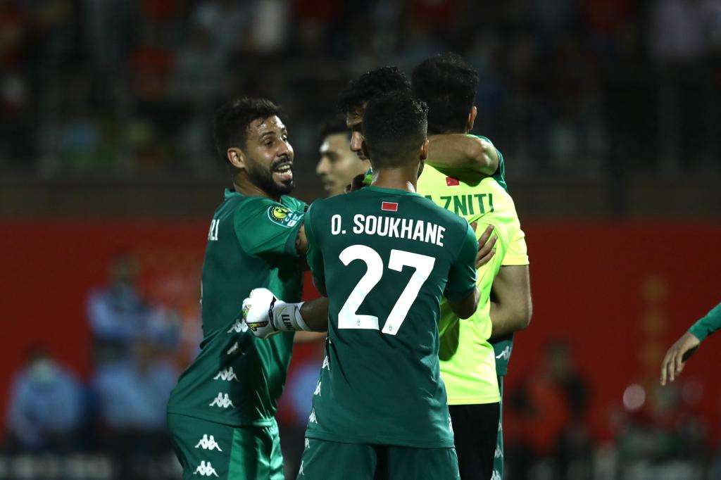 لاعبو الرجاء مع الزنيتي بعد ضربة الجزاء الضائعة