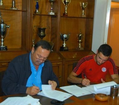 محمد عمر وسليم خير خلال توقيع العقود