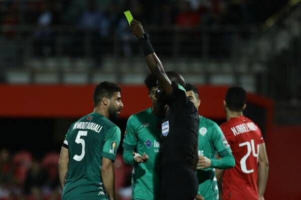 الحكم خلال مباراة الأهلي والرجاء