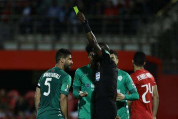 الحكم خلال مباراة الأهلي والرجاء