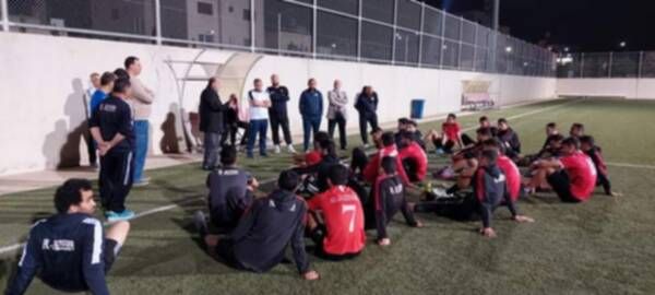 التلي خلال لقائه مع اللاعبين