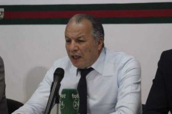 نورالدين بن بريك خلال المؤتمر الصحفي 