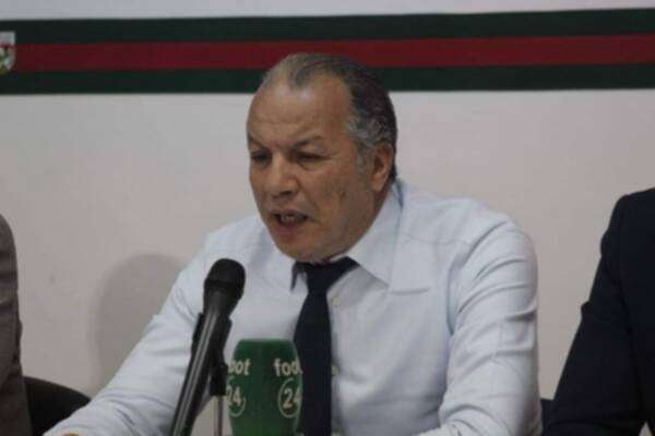 نورالدين بن بريك خلال المؤتمر الصحفي 