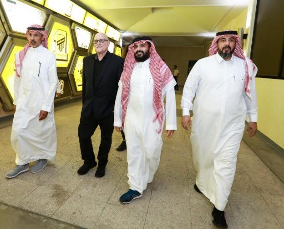 أنمار الحائلي مع المسؤولين عن الفيلم