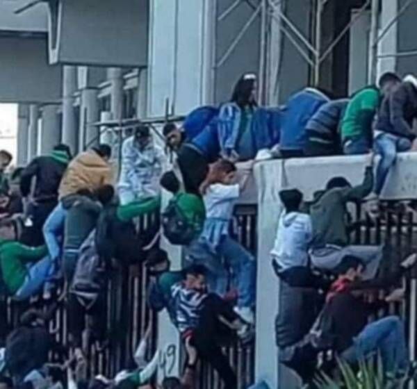 جماهير الرجاء تتسلق الأسوار