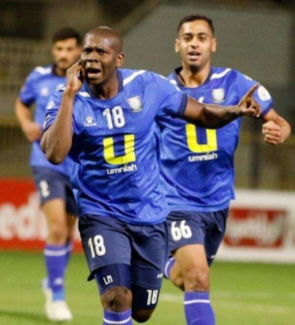 كالديرون فرحاً بتسجيل الهدف