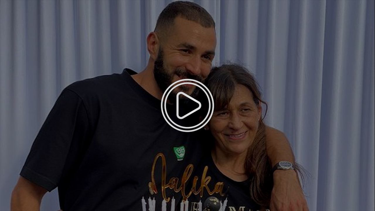 كريم بنزيما مع والدته