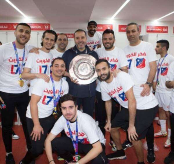 نبيل معلول يحتفل بلقب الدوري الكويتي