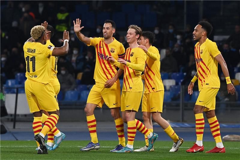 دي يونج مع لاعبي برشلونة