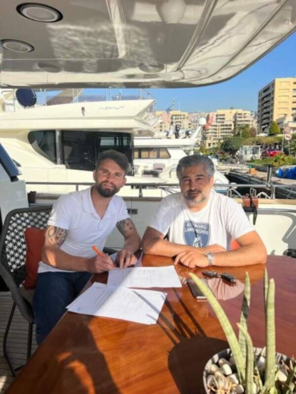 عواضة يوقع للنجمة