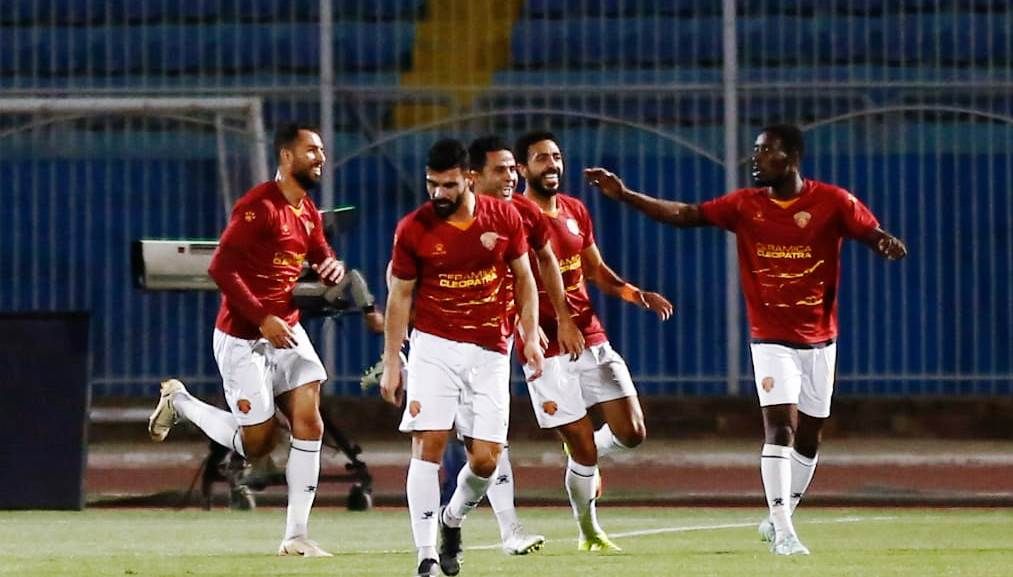 محمد إبراهيم يحتفل مع زملاءه بالهدف