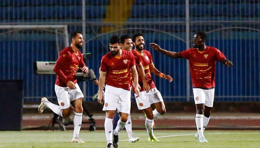 محمد إبراهيم يحتفل مع زملاءه بالهدف