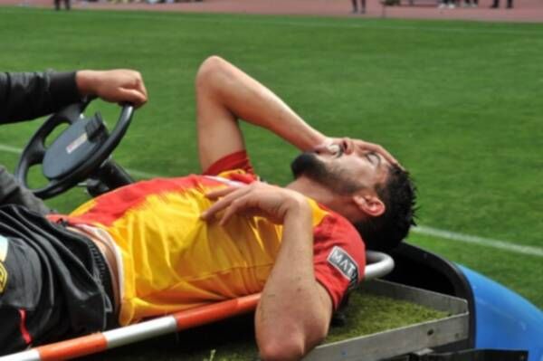 بن حمودة يغادر الملعب مصابا