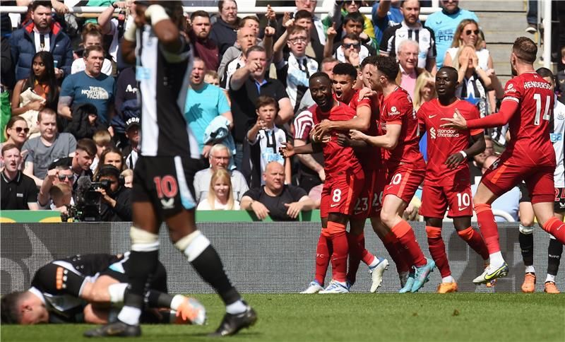 لاعبو ليفربول يحتفلون