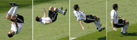ميروسلاف كلوسه يحتفل بتسجيله هدف ألمانيا الأول في مرمى الحارس الإكوادوري كريستيان مورا