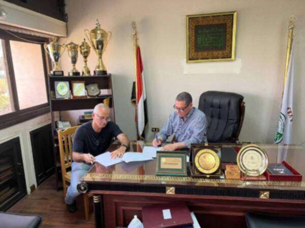 توقيع العقود