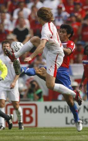 البولندي ميروسلاف سزيمكوياك (يسار) والكوستا ريكي سوليس