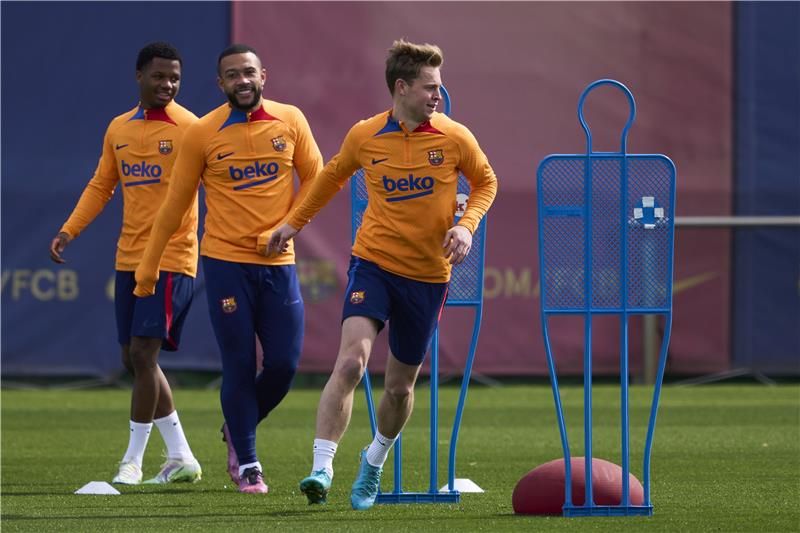 فاتي مع لاعبي برشلونة