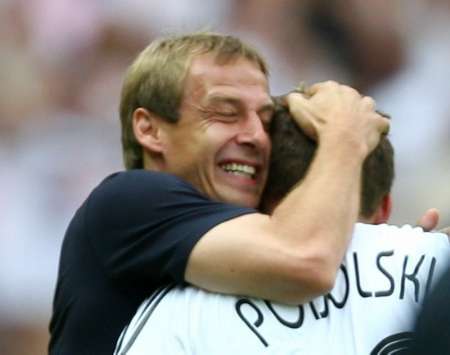 المدرب كلينسمان يحتفل مع لوكاس بودولسكي صاحب الهدف الثالث 