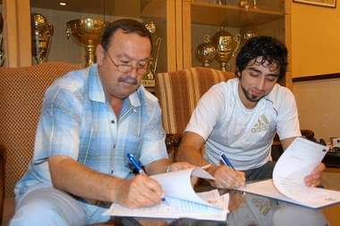 جانب من توقيع العقد