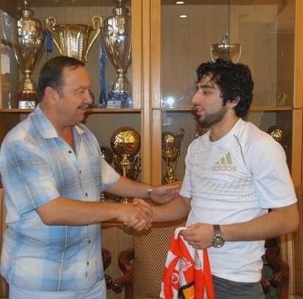 رئيس النادي سليم خير يصافح الجنيات