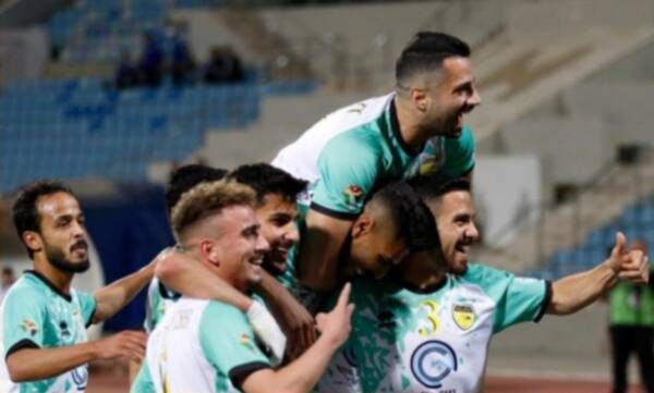 فرحة لاعبي الحسين بالفوز