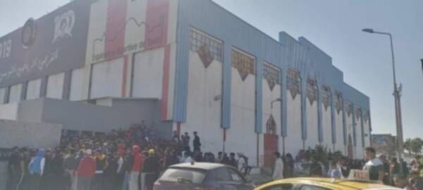 من التكدس لشراء التذاكر