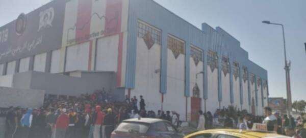 من التكدس لشراء التذاكر