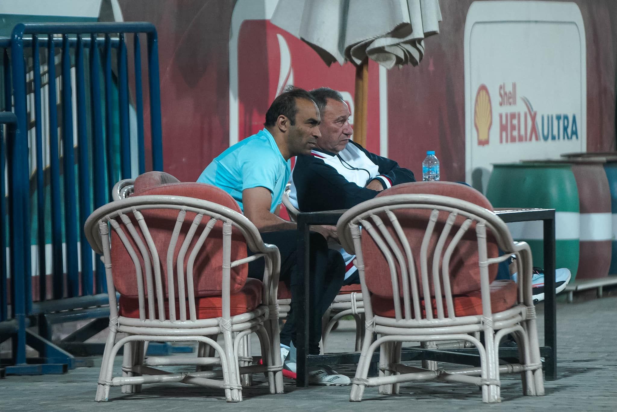 الخطيب في مران الأهلي بجانب سيد عبد الحفيظ مدير الكرة