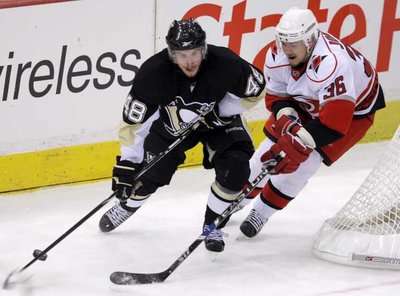 الفنلندي يوسي يوكينن يمين الصورة