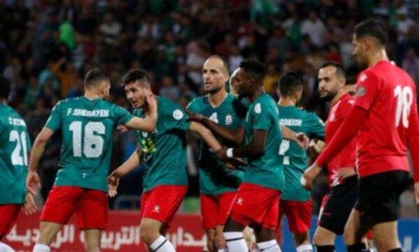 الوحدات محتفيا بهدف أبو طه