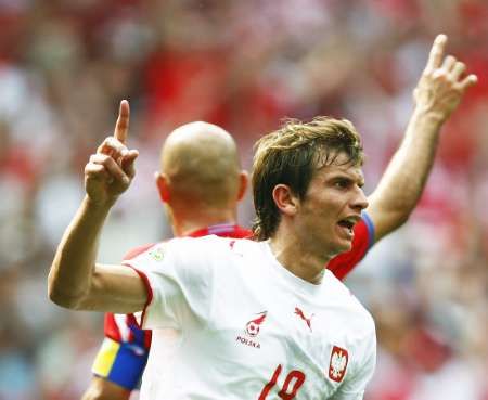 البولندي بوساكي يحتفل بتسجيل هدف بولندا الأول في مرمى كوستا ريكا