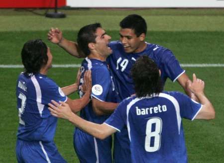 فرحة لاعبي البارجواي بالهدف الاول 