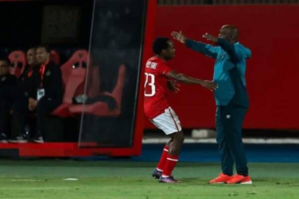 بيرسي تاو يحتفل مع مدربه موسيماني