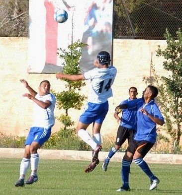 الشلوح يبعد الكرة براسه