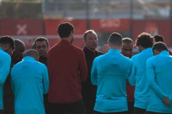 الخطيب مع لاعبي الأهلي