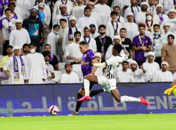 من مباراة العين والجزيرة