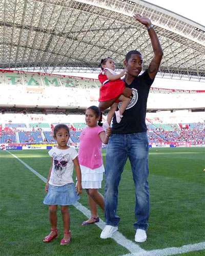 أدميلسون برفقة أبنائه يودع الجماهير اليابانية في استاد سايتاما 