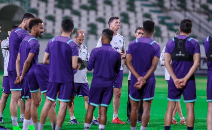 سيبولدي يتحدث للاعبي الأهلي