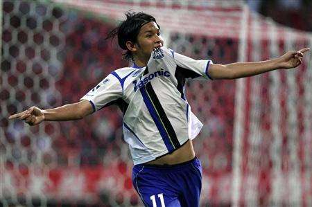 تاكاشي أوسامي بعد إحرازه هدفاً بمرمى أوراوا ريد