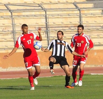 العجالين يقطع الكرة من امام محمد خير
