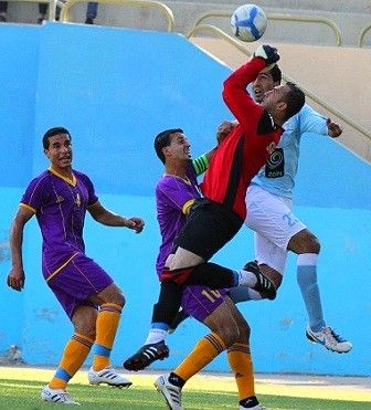 حارس اليرموك يبعد الكرة قبل ان تصل راس البزور