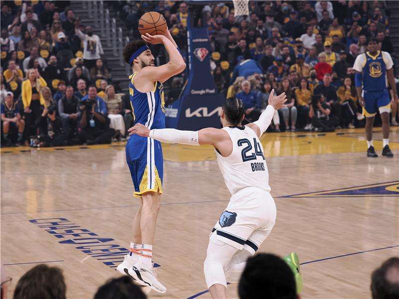 من مباراة واريورز وجريزليس