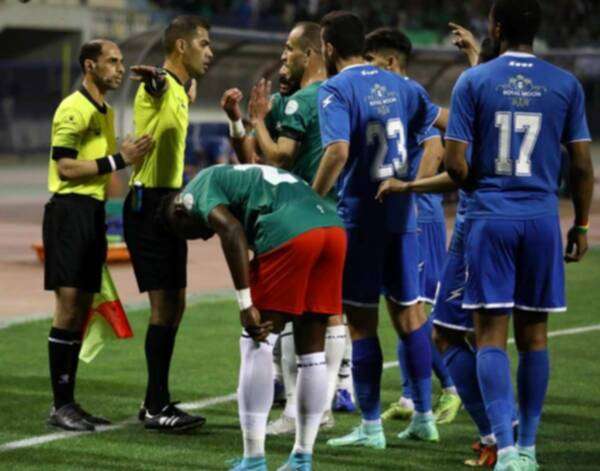 من اعتراض لاعبي الوحدات على قرارات الحكم