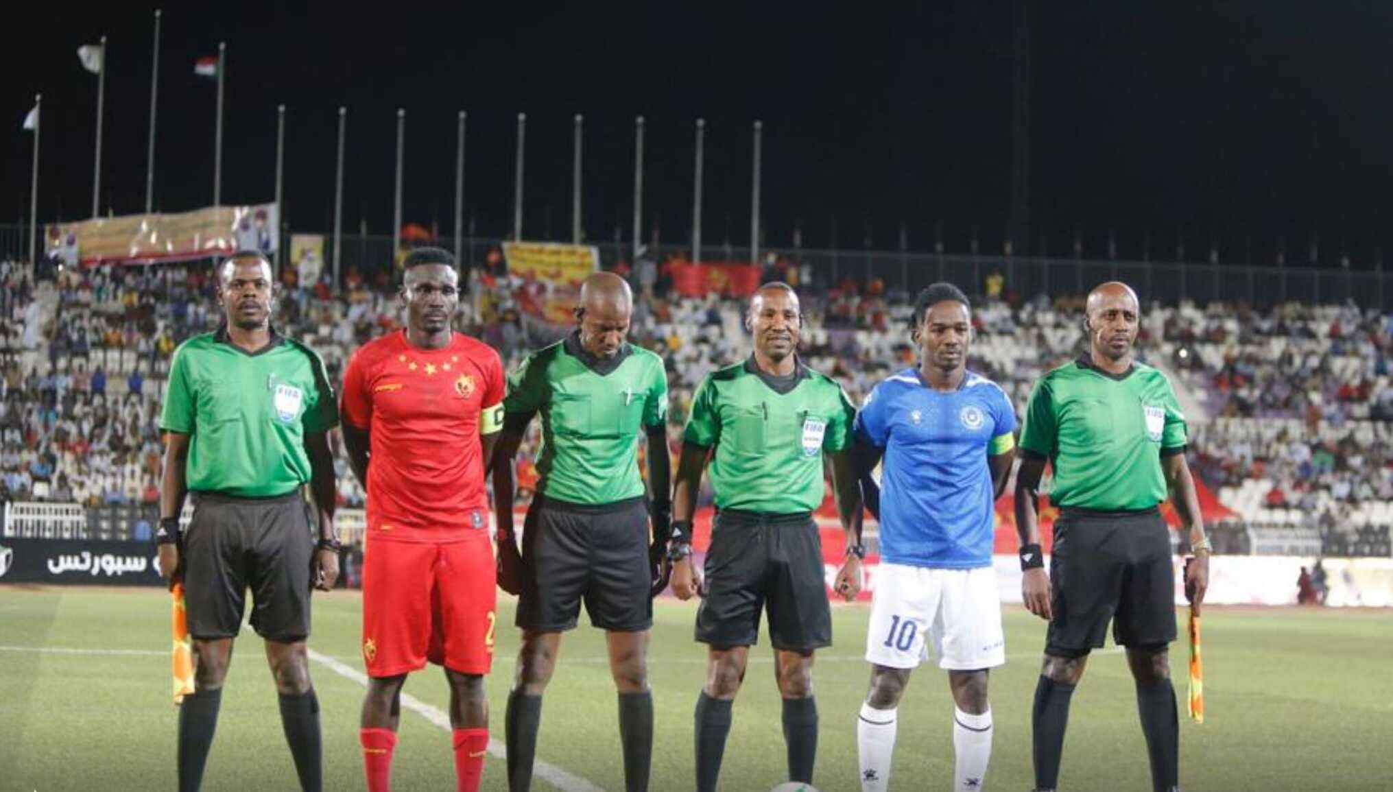 قادة الفريقين قبل انطلاق اللقاء