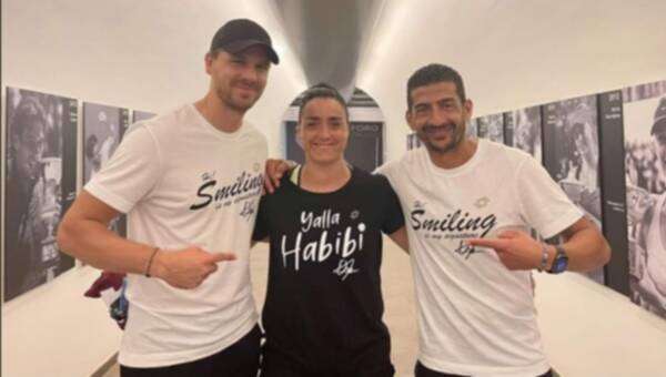 عصام الجلالي على اليمين مع أنس وزوجها كريم كمون