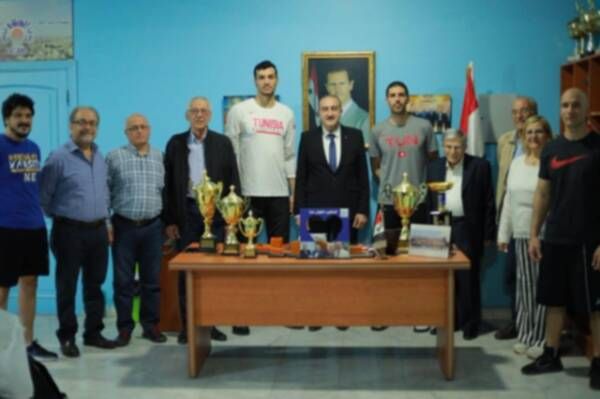 من تقديم الجلاء للاعبيه التونسيين