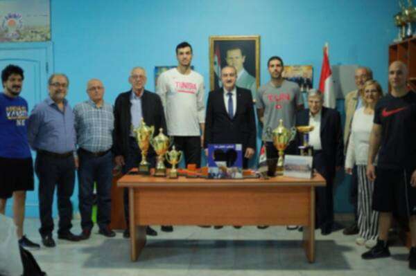 من تقديم الجلاء للاعبيه التونسيين