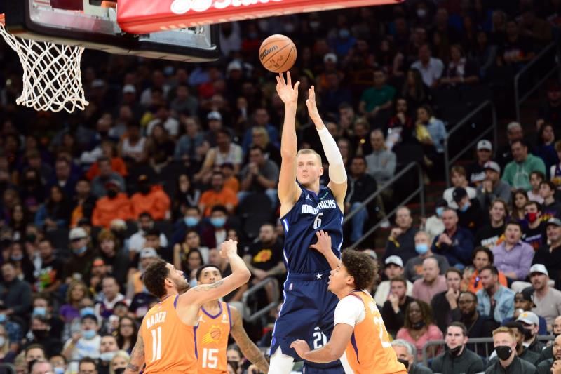 2021-11-20t041617z_2137291275_mt1usatoday17195542_rtrmadp_3_nba-dallas-mavericks-at-phoenix-suns_reuters