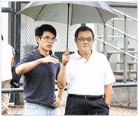 بريان لونغ ( يمين ) يتابع تدريبات منتخبه في مقاطعة شيانغخه الصينية